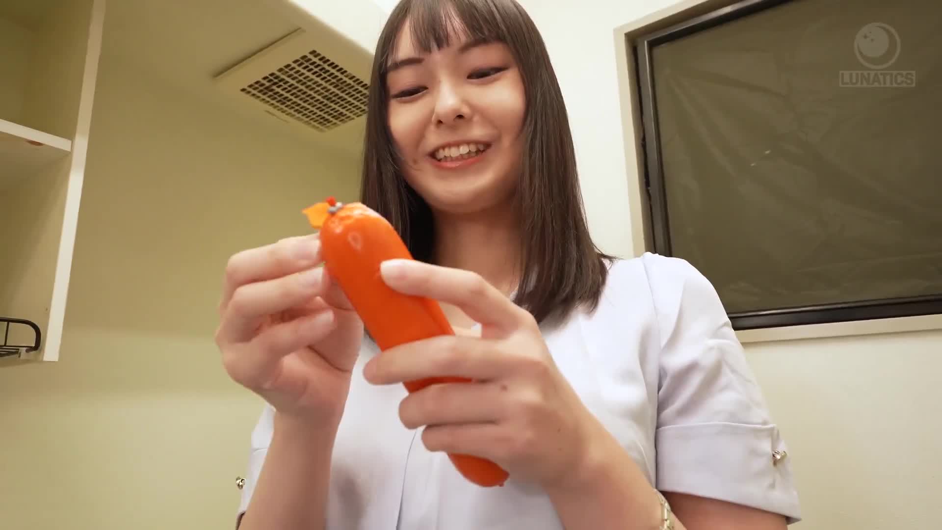 在加班中，兩人獨處的辦公室裡，豐滿臀部的新人女主播為了鍛練冷靜的心態，接受固定震動自慰特訓！在劇烈震動和振動下無法讀完新聞稿，腿軟失禁並射精的陽脉愛葉女士被性騷擾內射。 - AV大平台 - 中文字幕，成人影片，AV，國產，線上看