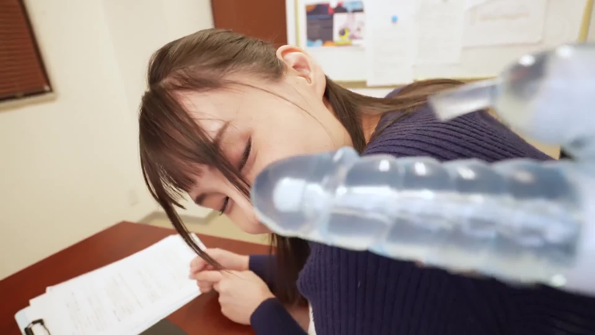在加班中，兩人獨處的辦公室裡，豐滿臀部的新人女主播為了鍛練冷靜的心態，接受固定震動自慰特訓！在劇烈震動和振動下無法讀完新聞稿，腿軟失禁並射精的陽脉愛葉女士被性騷擾內射。 - AV大平台 - 中文字幕，成人影片，AV，國產，線上看