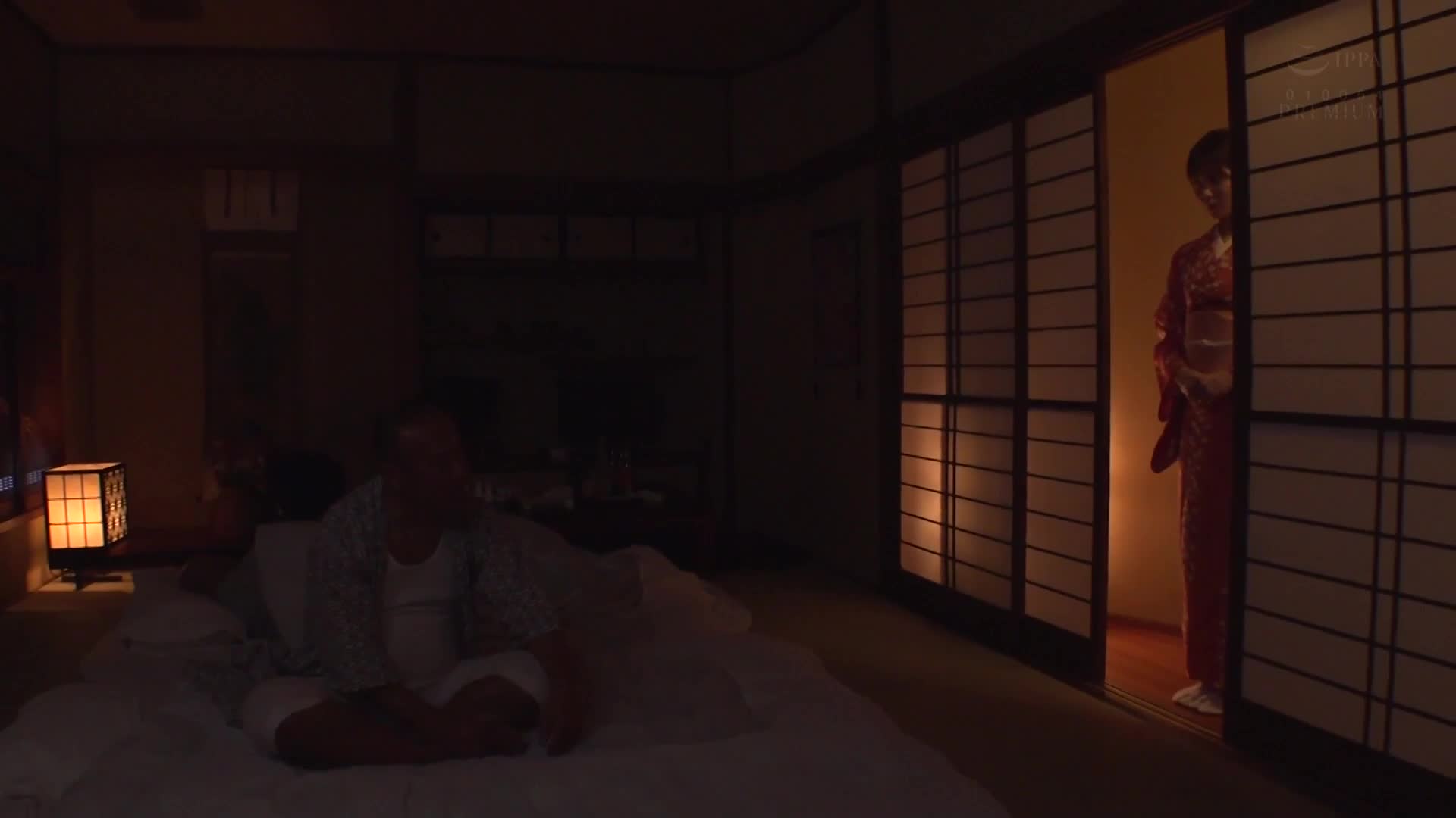 在一家夫妻經營的旅館裡，妻子被一位老客人叫去喝酒...即使到了早晨，仍無法結束的內射招待，妻子墮落了。山岸逢花 - AV大平台 - 中文字幕，成人影片，AV，國產，線上看
