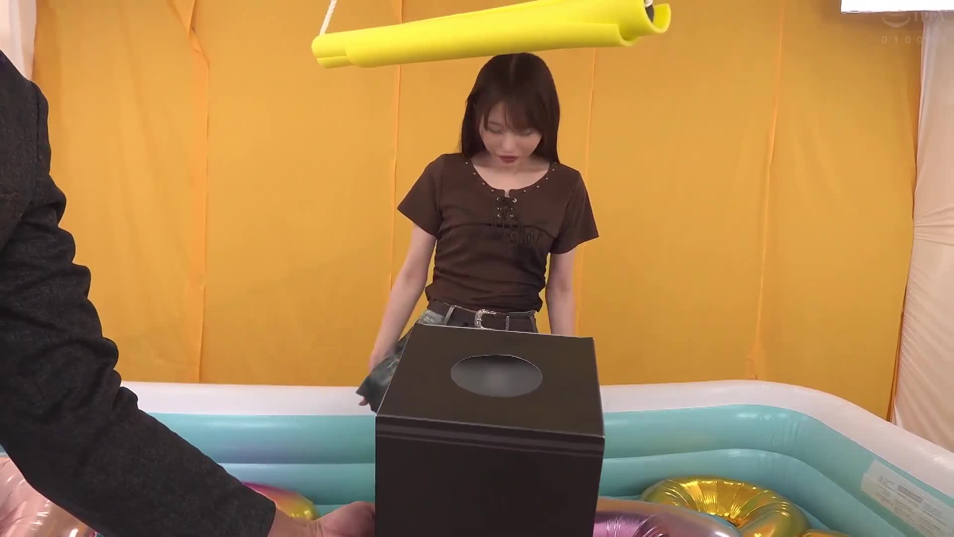 在男朋友面前！羞恥螃蟹走光夾娃娃機！瞄準豪華獎品，若失敗即刻進行色情懲罰遊戲，無限制地進行中出性愛！ - AV大平台 - 中文字幕，成人影片，AV，國產，線上看