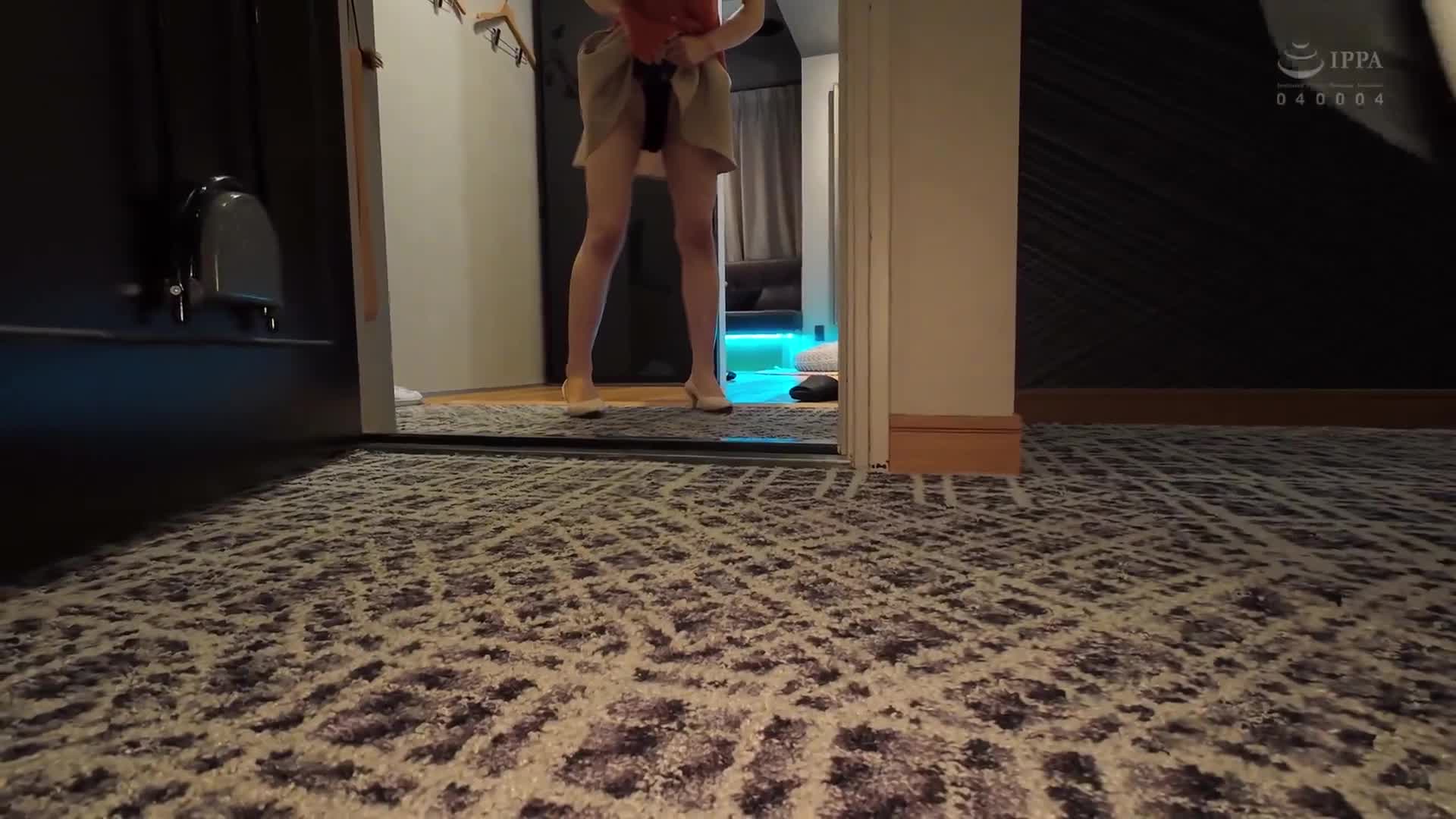 不穿胸罩露出乳頭！淫亂美熟女羞恥玩弄約會 足立友梨 - AV大平台 - 中文字幕，成人影片，AV，國產，線上看