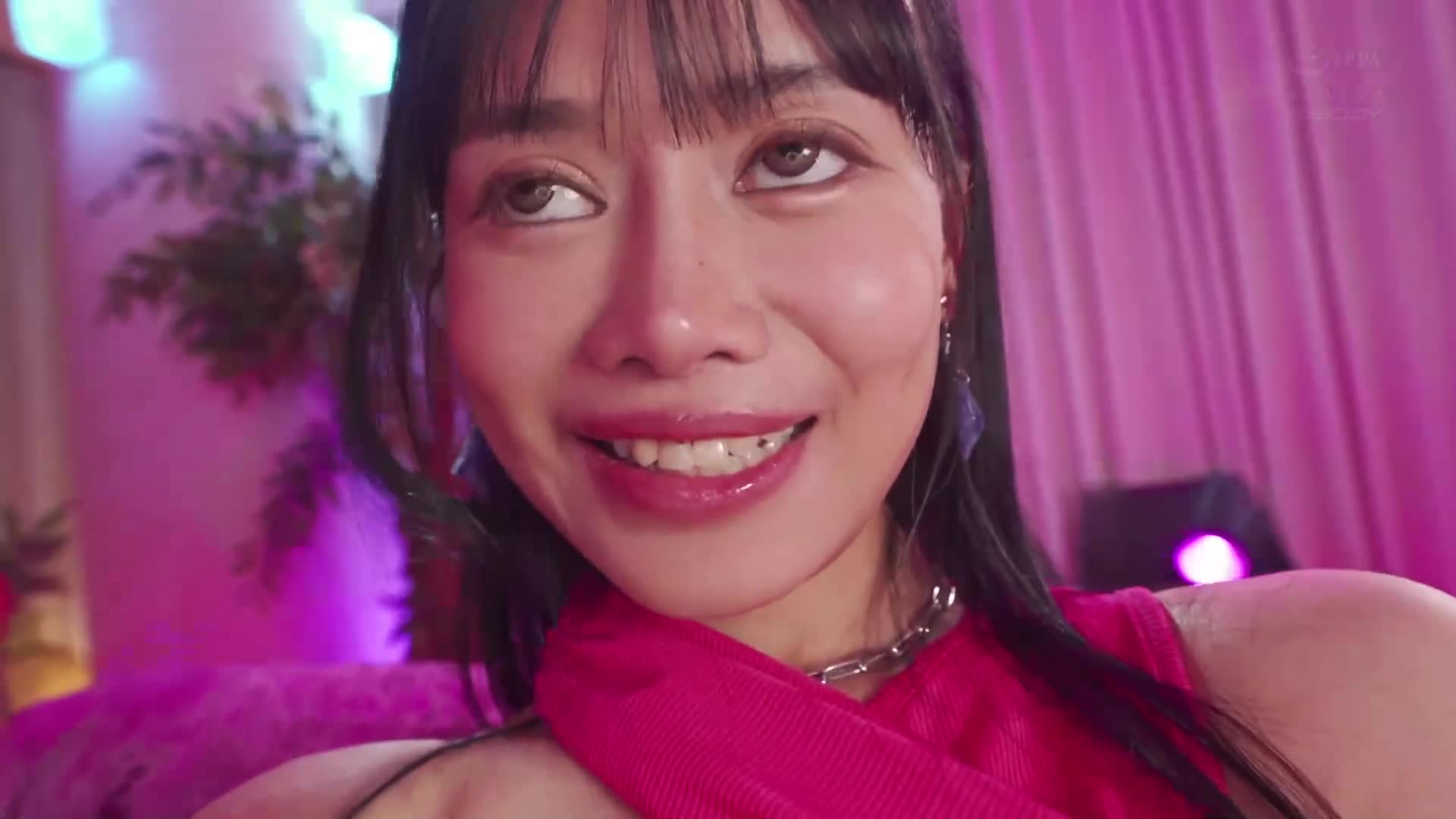 身高171厘米，胸圍90厘米（F罩杯），臀围84厘米，擁有九頭身笑容燦爛的模特兒身材，是一位現役的兔女郎巨乳新人，AV出道。蜂羽詩乃 - AV大平台 - 中文字幕，成人影片，AV，國產，線上看