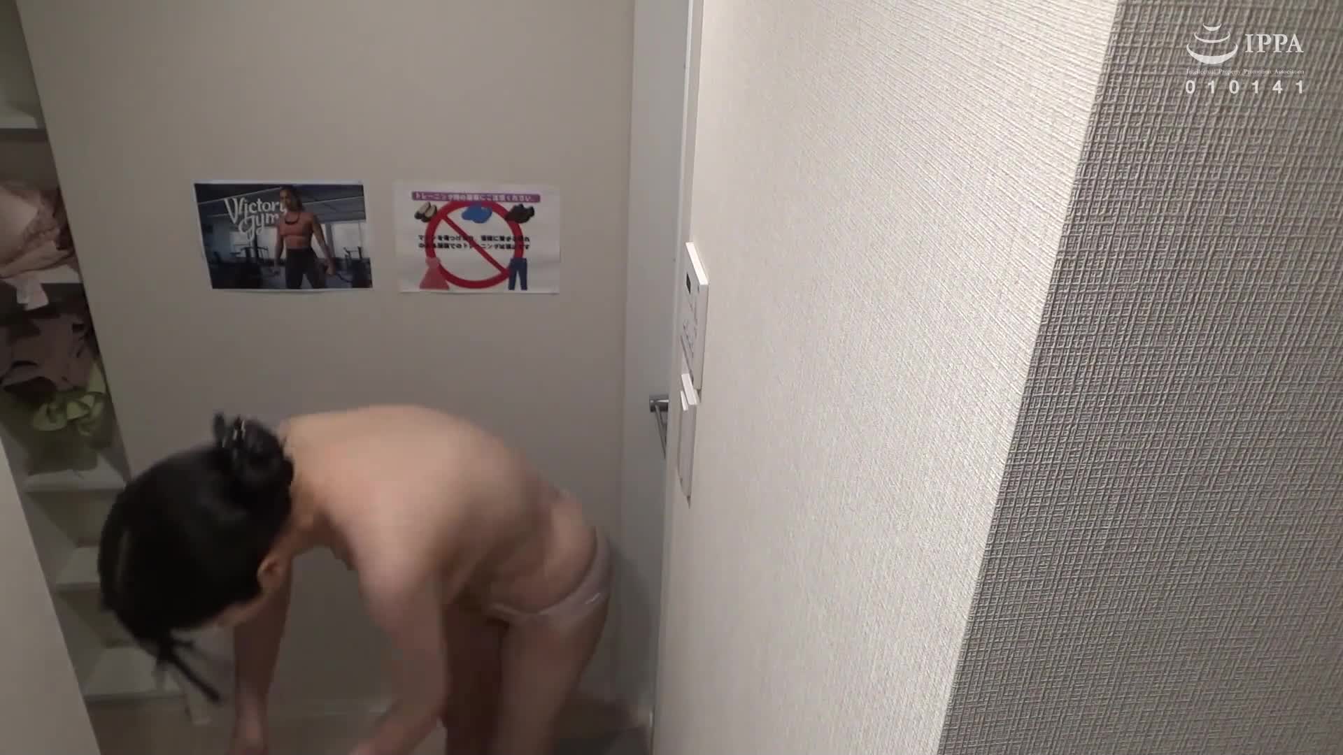 共享視頻流出了！？變態私人教練在配備淋浴的更衣室藏起來拍攝換衣盜拍影片！！28人4小時 - AV大平台 - 中文字幕，成人影片，AV，國產，線上看