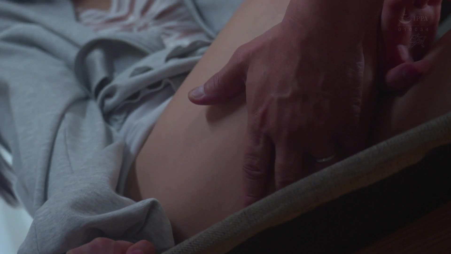 對於男人不感興趣的纖瘦美乳繼女，被灌下春藥一週。子宮隱隱作痛，失去理智的女兒，雖然不情願，卻開始渴望我的巨根。北岡果林 - AV大平台 - 中文字幕，成人影片，AV，國產，線上看