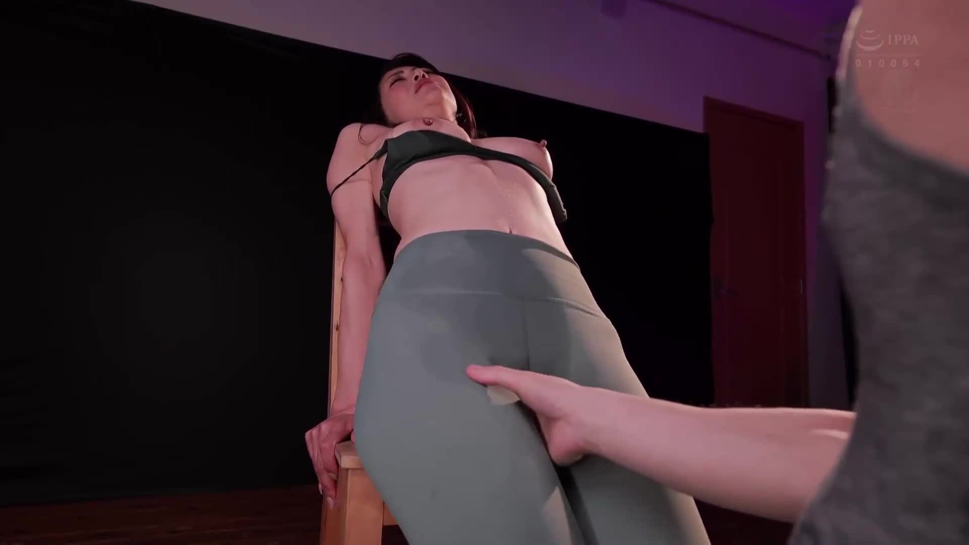 [AI解碼版]在黑暗的健身房裡被灌下感度增加100倍的藥物，汗水淋漓、腰部顫抖，體驗到極致的不倫性愛。北條麻妃 - AV大平台 - 中文字幕，成人影片，AV，國產，線上看