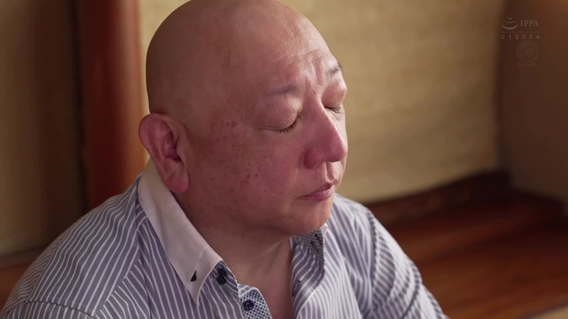 在社團旅行中...一位妻子只給了丈夫一條毛巾，讓他進入了一個聚集性愛男子的男浴室，最終被寝取的結局。橘瑪麗 - AV大平台 - 中文字幕，成人影片，AV，國產，線上看