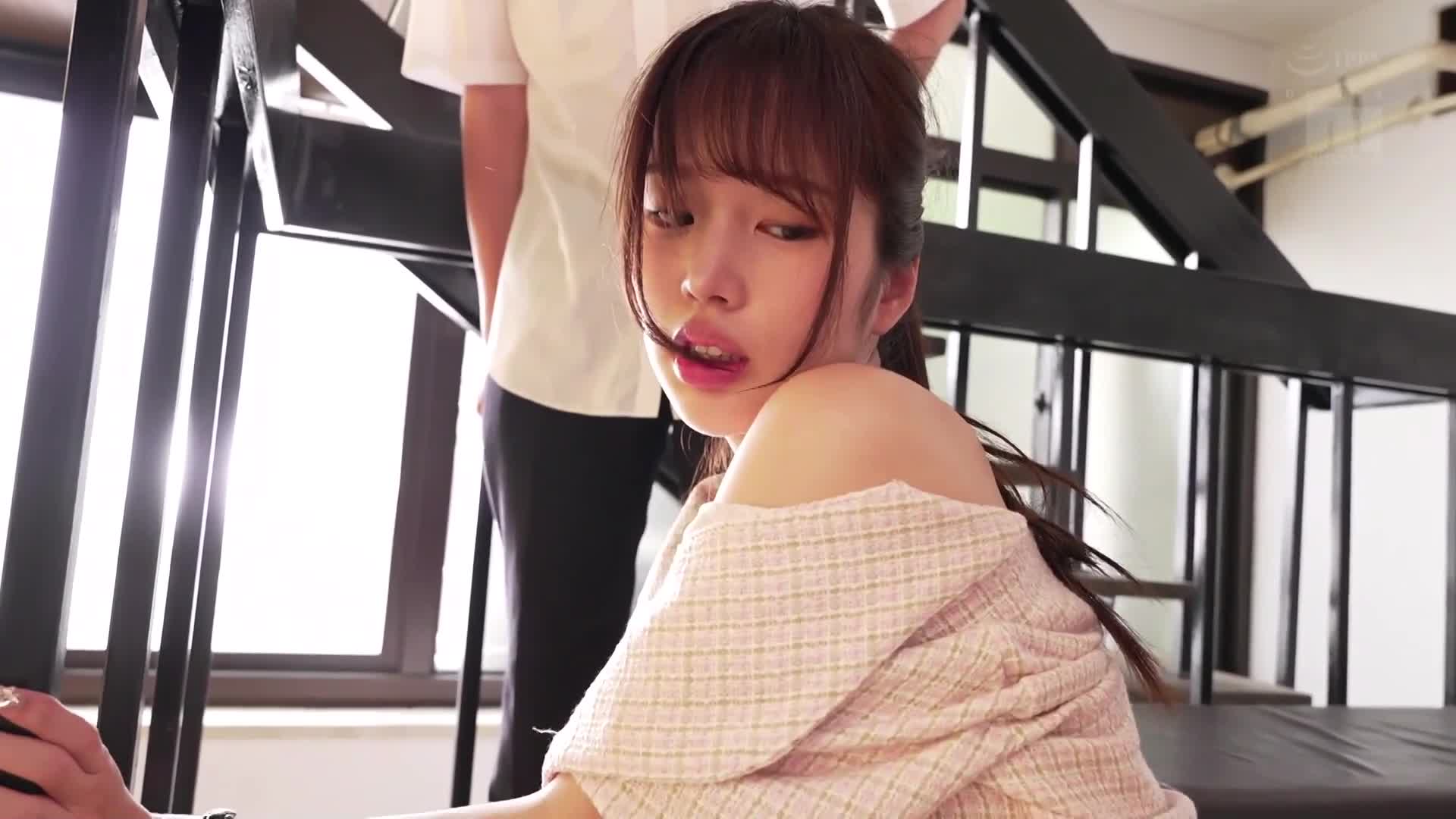 你這傲慢的傢伙 新任女教師遠程調教欺凌，在課堂上反复進行遠程停止，眼淚汪汪地膝蓋發軟失禁高潮！新井里真 - AV大平台 - 中文字幕，成人影片，AV，國產，線上看