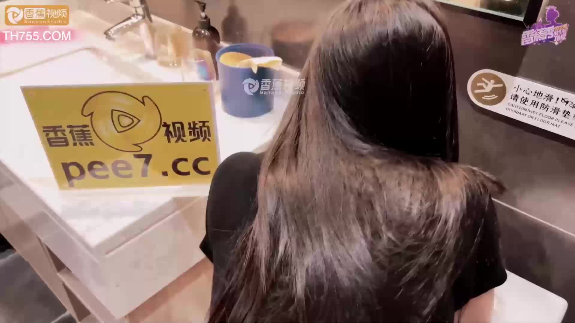 香蕉傳媒 牽著狗鏈子滿地爬，跪著給主人口爆吞精 - AV大平台 - 中文字幕，成人影片，AV，國產，線上看