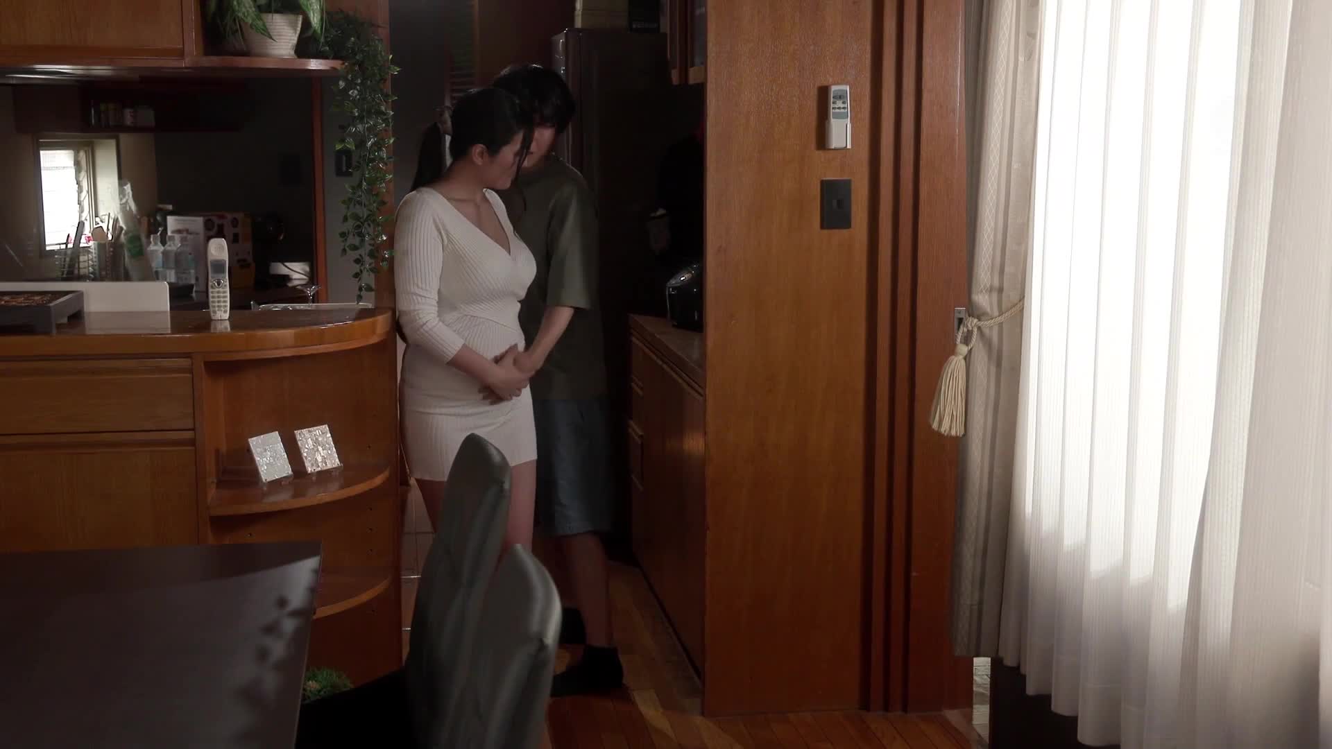 兒子的朋友已維持著性伴侶關係超過5年——。與年輕人不檢點的玩火...沉溺在中出的情事中的我。椎名由奈 - AV大平台 - 中文字幕，成人影片，AV，國產，線上看