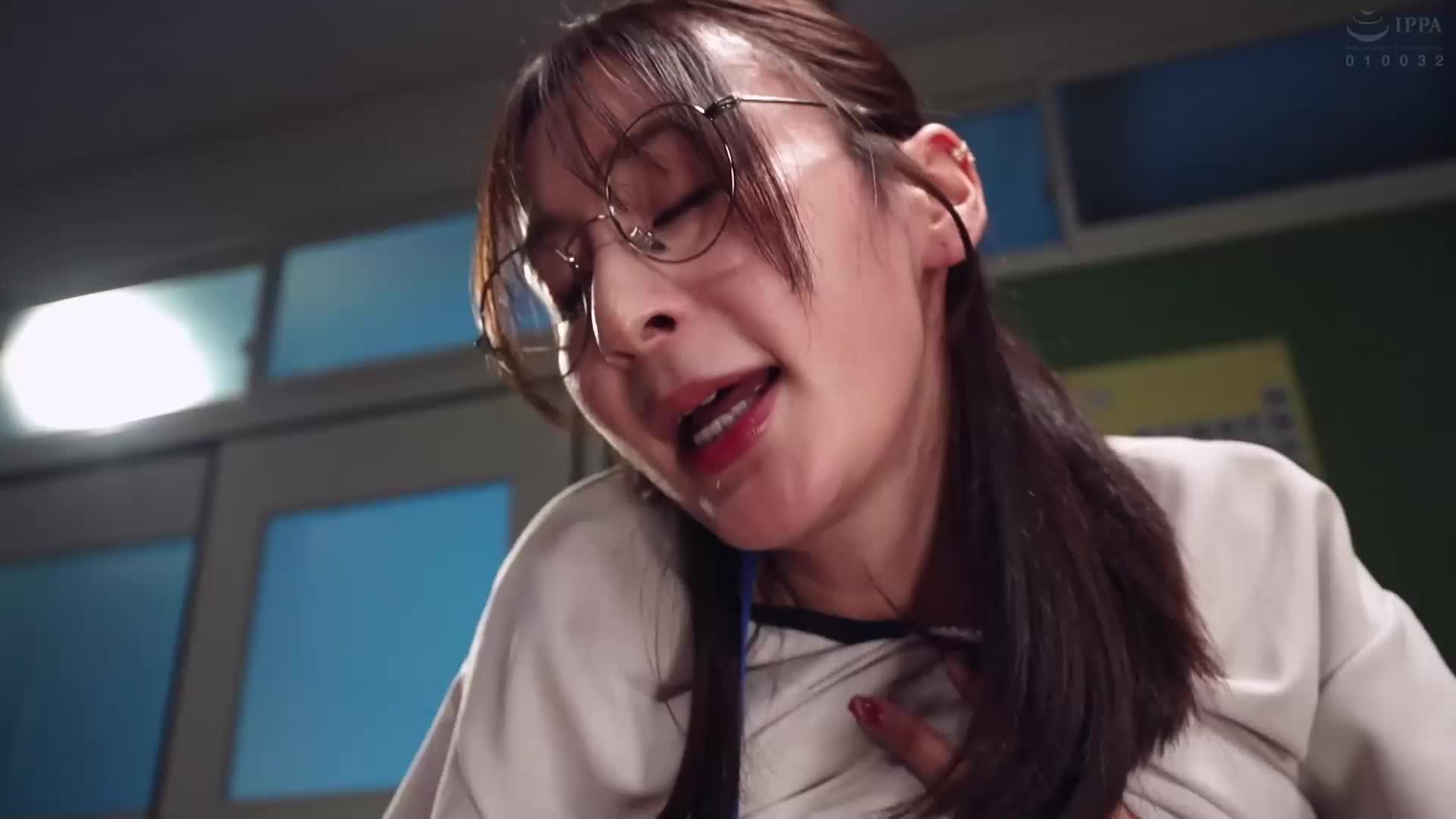 一群思春期的學生將深夜的教室當作情侶旅館，進行偷拍！沒有地方發生性行為的思春期學生們在深夜的教室暗地裡進行性行為。這個情況不斷擴散，甚至連老師也受牽連... - AV大平台 - 中文字幕，成人影片，AV，國產，線上看