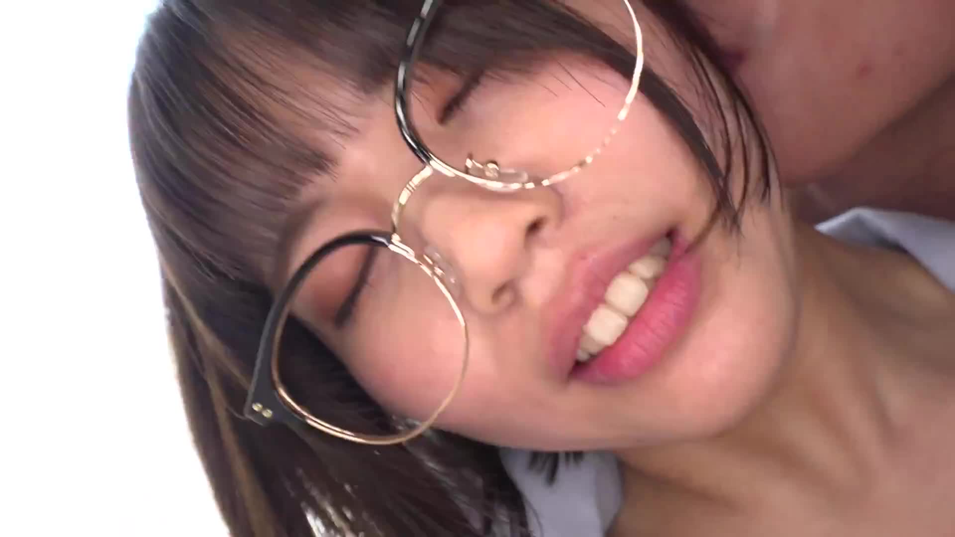 眼鏡F罩杯巨乳讀書女子，喝酒時會變得豹變...！？看似溫文優雅，實則淫蕩不堪！！擁有巨大乳房，卻展開舌吻與深喉口交的淫蕩性愛！真正的輕浮女，初拍。2260 - AV大平台 - 中文字幕，成人影片，AV，國產，線上看