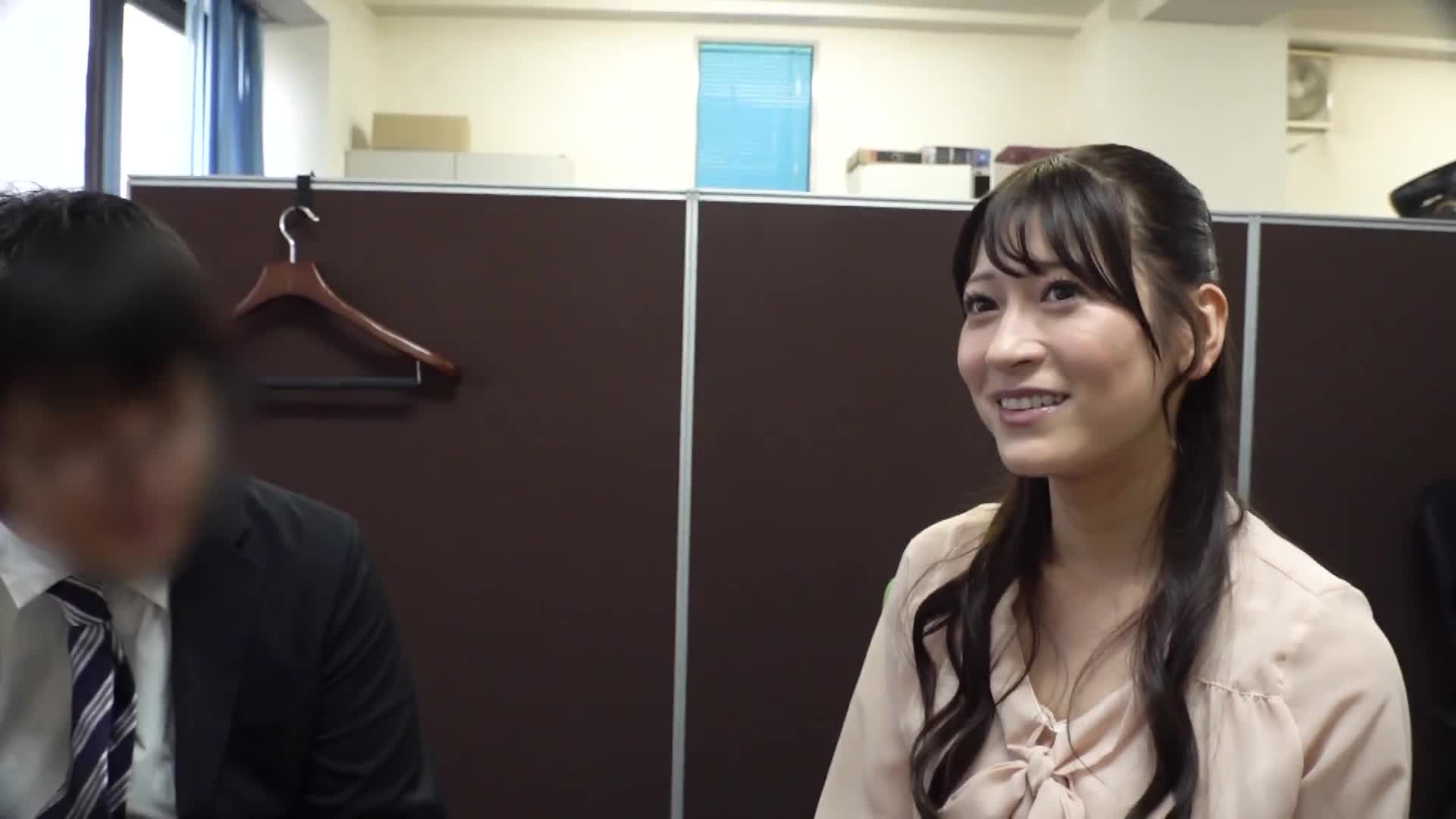 退休代辦近距離探究。「請允許我放縱我的身體而退出。」憑藉豐富的男性經驗和豐滿的身材來拯救委託人，卻陷入上司的陰謀之中，墜入從未嚐過的快樂深淵…。 - AV大平台 - 中文字幕，成人影片，AV，國產，線上看