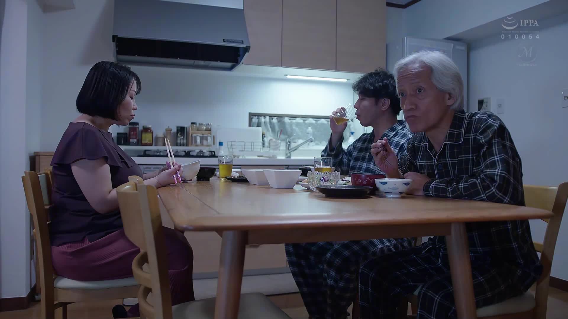 [AI解碼版]「那...那裡，就...停下來」 我發現了岳母的性慾開關，在父親身旁玩弄著猥褻乳暈，使她瘋狂地達到高潮...。 豐田怜花 - AV大平台 - 中文字幕，成人影片，AV，國產，線上看