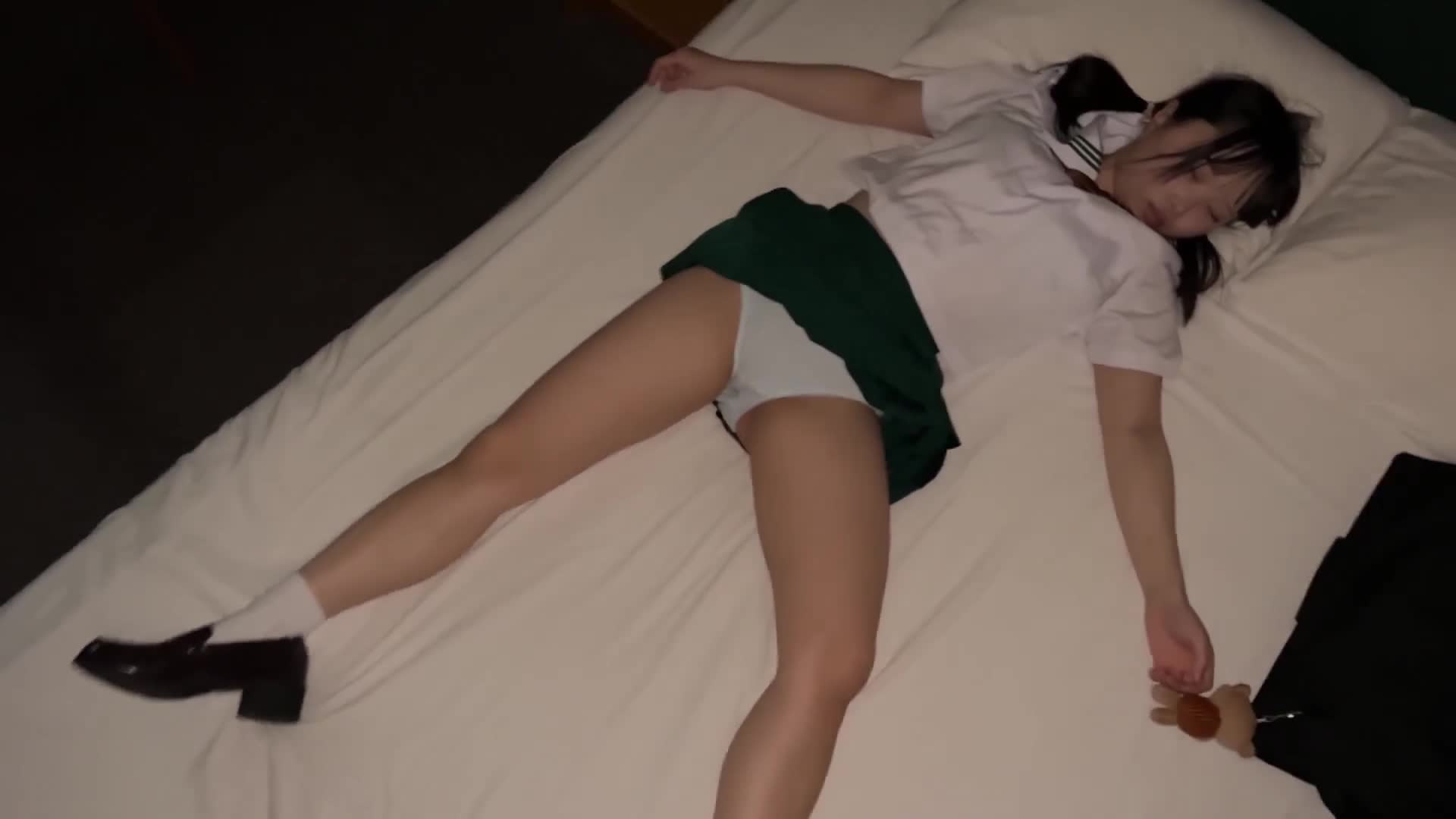 [AI解碼版]縈繞 不停玩耍的南國香氣 小小手腳充滿活力地動著 不在乎走光 雖然還很小卻學會化妝 裙子也短且染上顏色 兩束頭發活潑地擺動背著背包 手牽手快樂地走著 對著這樣的女孩連續幾天進行縈繞觀察... Special2 - AV大平台 - 中文字幕，成人影片，AV，國產，線上看