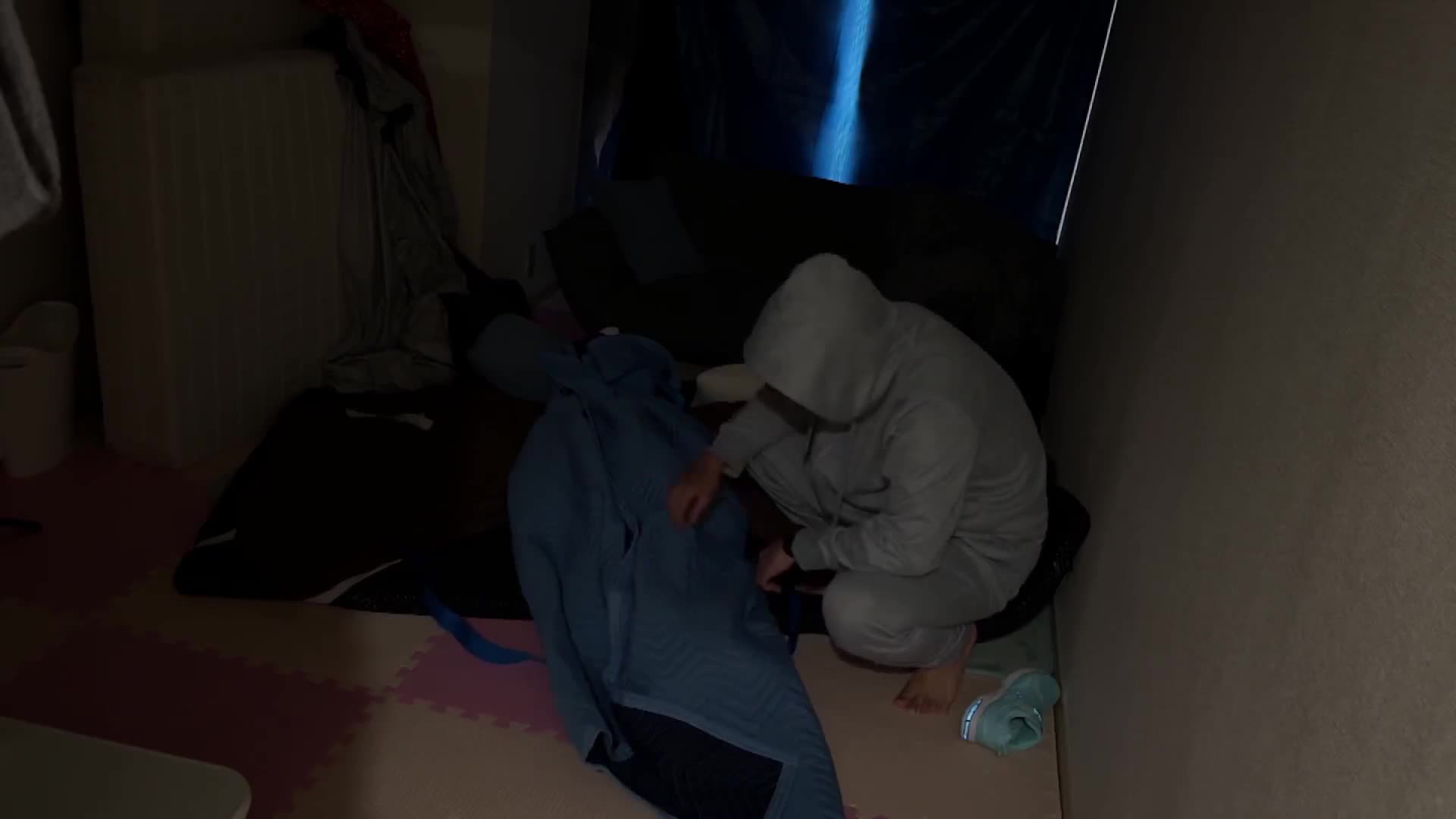 [AI解碼版]縈繞 不停玩耍的南國香氣 小小手腳充滿活力地動著 不在乎走光 雖然還很小卻學會化妝 裙子也短且染上顏色 兩束頭發活潑地擺動背著背包 手牽手快樂地走著 對著這樣的女孩連續幾天進行縈繞觀察... Special2 - AV大平台 - 中文字幕，成人影片，AV，國產，線上看