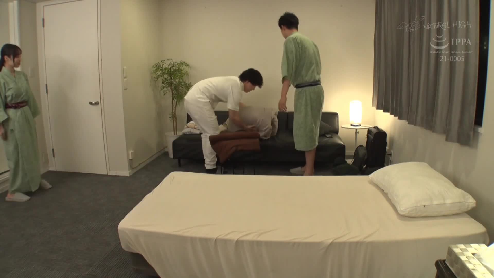 [AI解碼版]即使有丈夫在身邊，卻被緩慢刺激的按摩激發出性慾的妻子難以拒絕內射 - AV大平台 - 中文字幕，成人影片，AV，國產，線上看