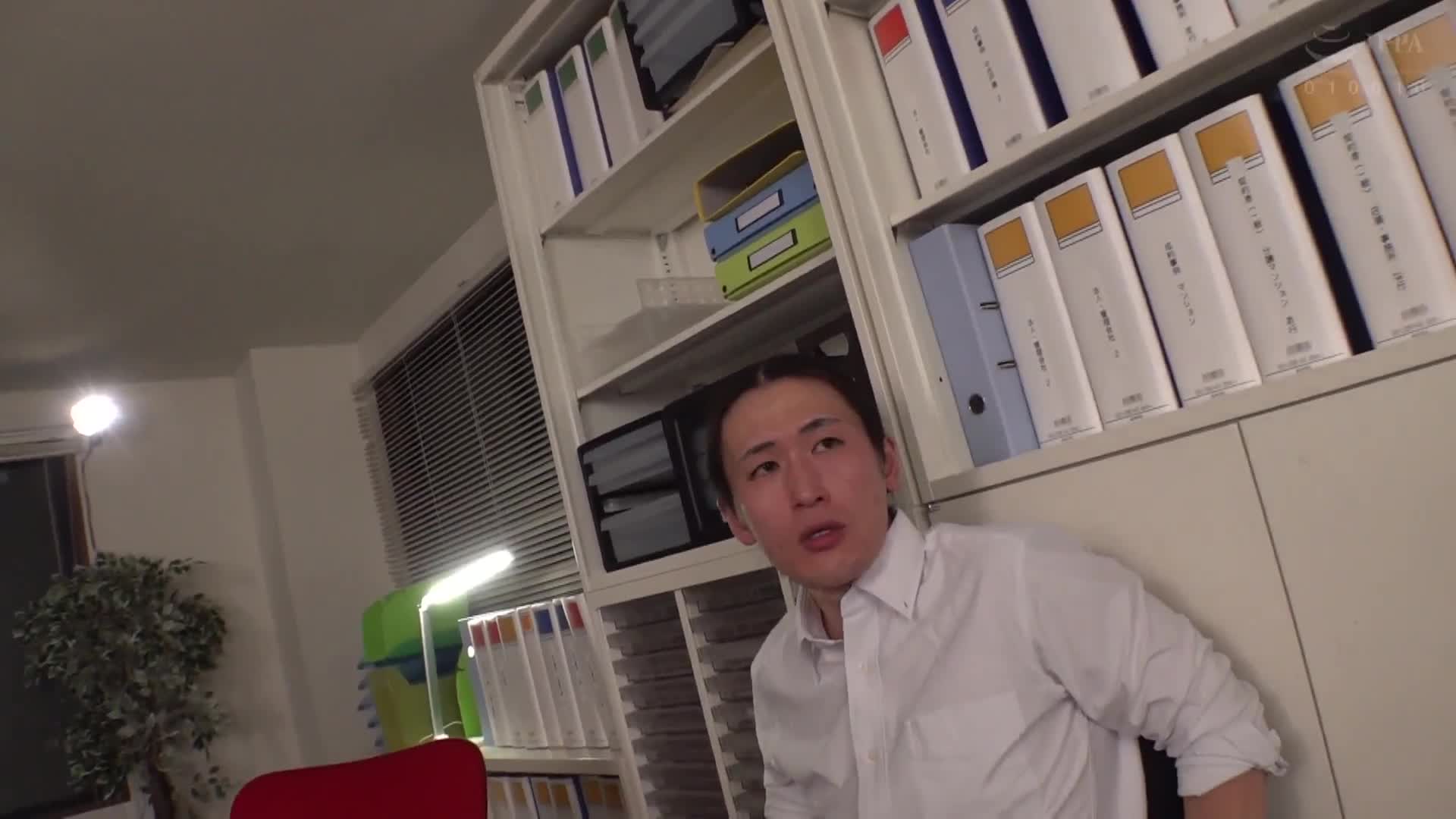 和困難女上司分享了監視錄影檔後，被迫在工作結束後進行額外工作性行為。黒島玲衣 - AV大平台 - 中文字幕，成人影片，AV，國產，線上看