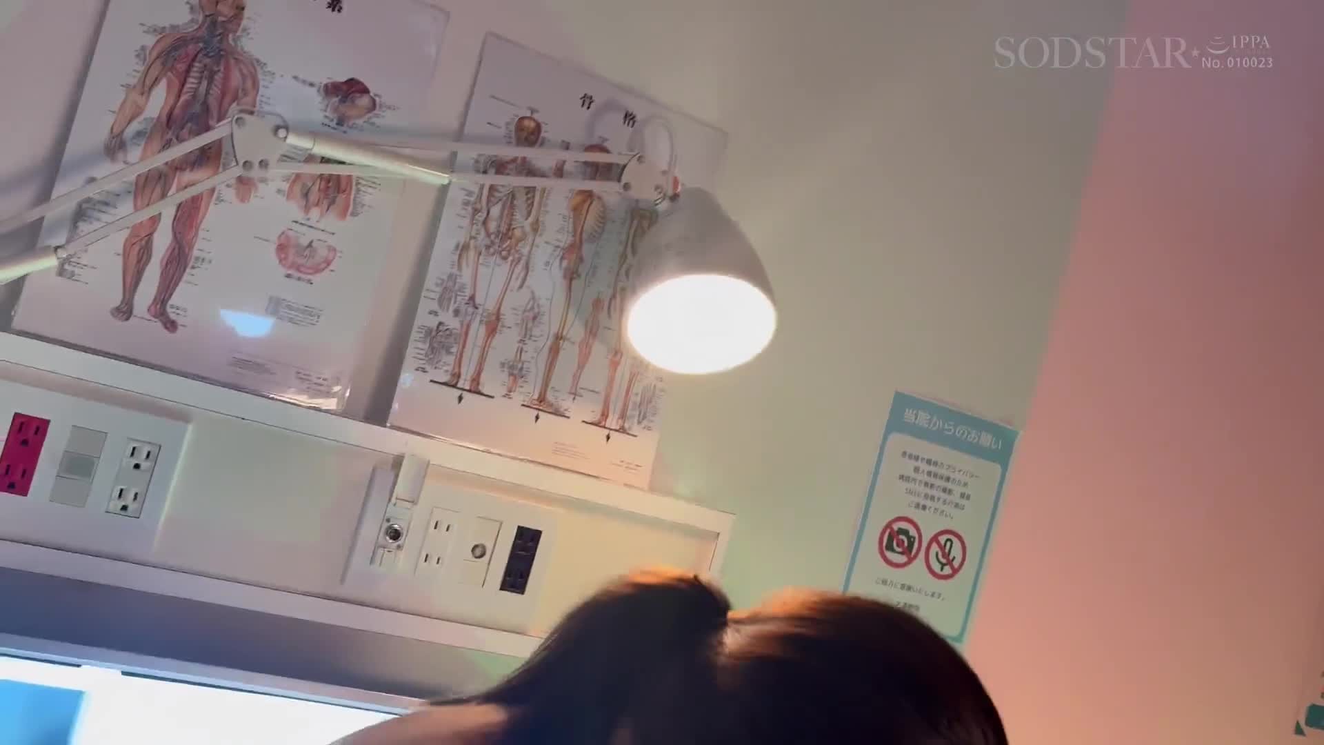 受歡迎的院內活力使者護士A（26歲），被結婚的醫生Y下了神秘的維生素藥物，讓他們沉浸在性愛中。對於喜愛青空光的人來說，這種騎乘位成癮者讓他們流著口水迷糊不清。 - AV大平台 - 中文字幕，成人影片，AV，國產，線上看