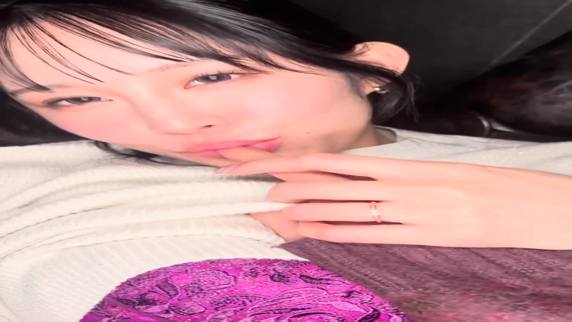 秘密與丈夫搞色情的妻子。一進入酒店就迫不及待地親吻，說著「一直都想要…」。即將進行性行為時，「這樣的東西（婚戒）不需要吧？」我會射進去給你。【附贈特典影片】 - AV大平台 - 中文字幕，成人影片，AV，國產，線上看