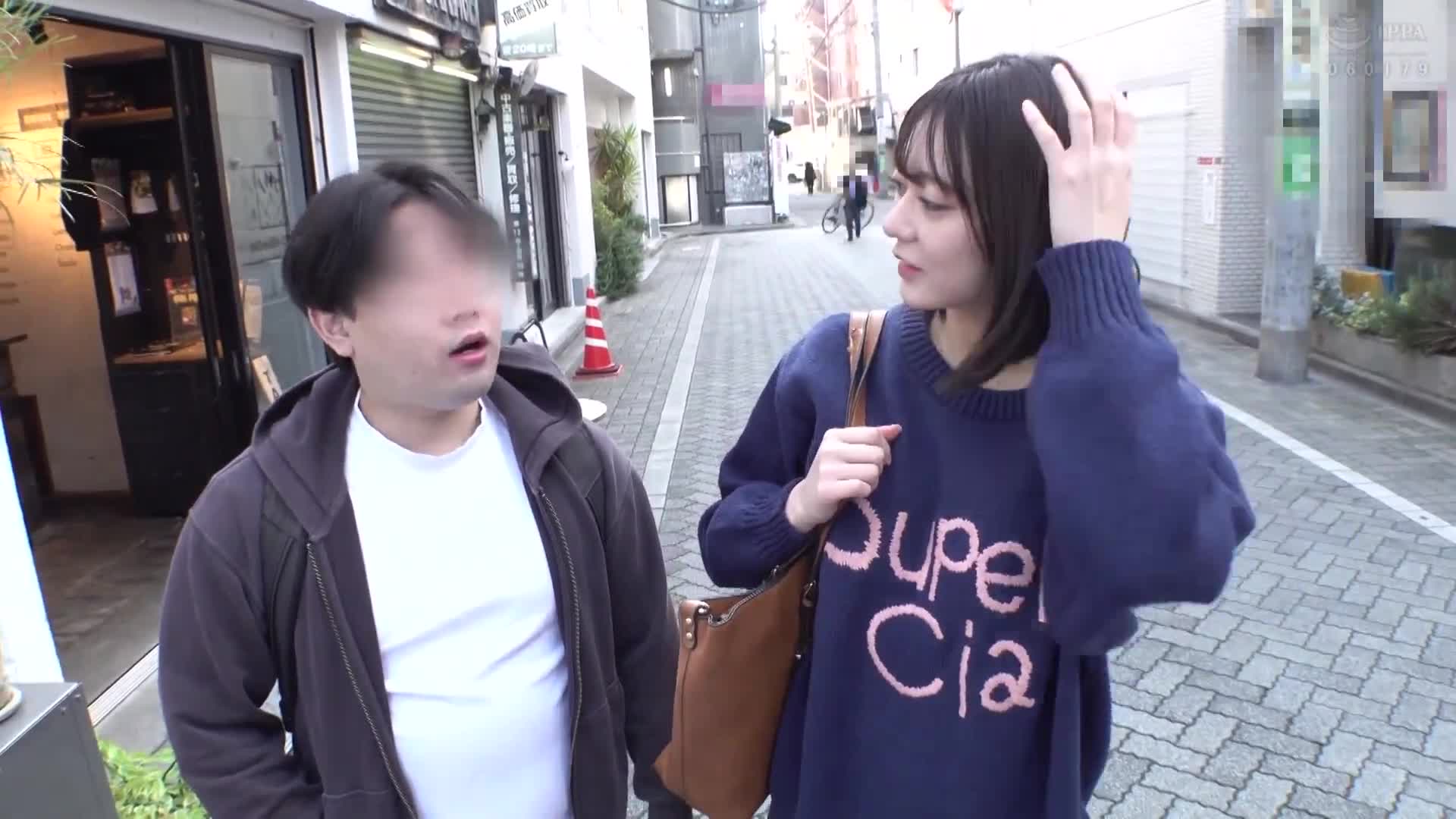 一對青梅竹馬的男孩女孩，從未將彼此視為異性，在玩脫衣扭扭樂遊戲時，女孩輸了，脫掉衣服，露出性感的身材，男孩頓時有了反應。 「嘿……你硬了，」他說。兩人半裸著身子，親密地玩著扭扭樂，漸漸地，他們開始將彼此視為異性……接下來會發生什麼事……？ - AV大平台 - 中文字幕，成人影片，AV，國產，線上看