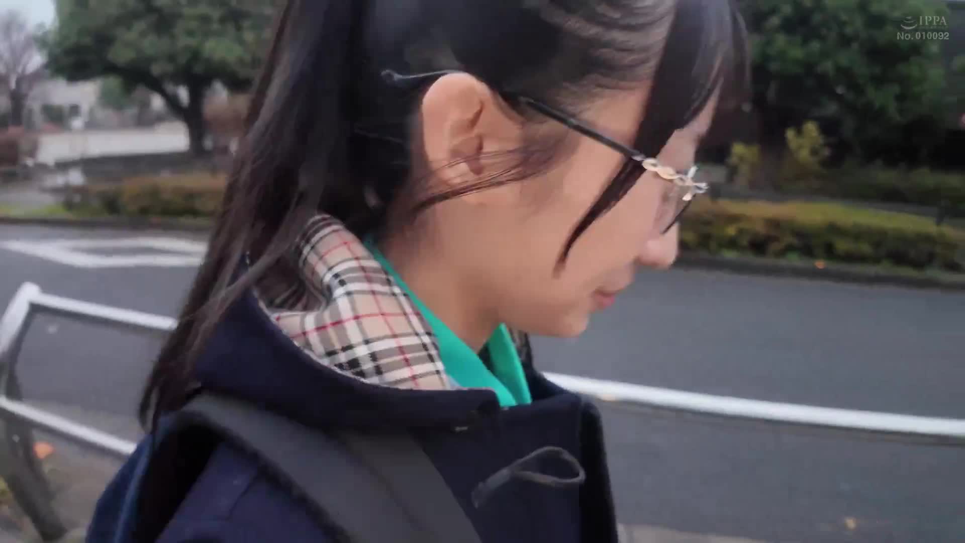 【變態願望】被說看起來正經，但其實想要嘗試異於常人的性愛…讓滿面紅潮的知性眼鏡女學生在喘息中被一群大叔們亂搞…性格超好，潛藏變態，汁水無雙開花。 - AV大平台 - 中文字幕，成人影片，AV，國產，線上看